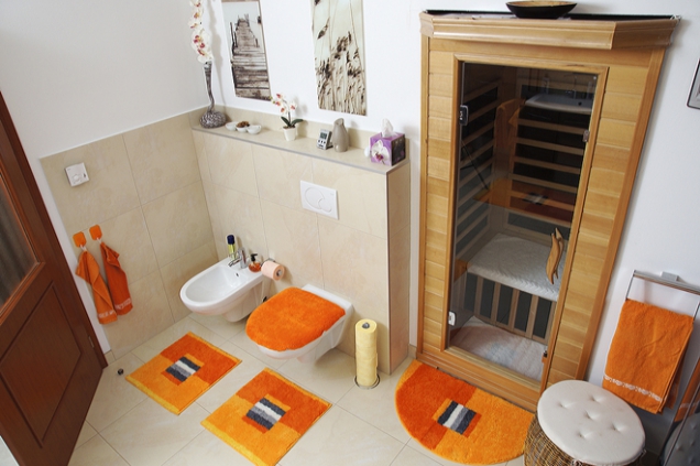 Zajímavým způsobem je do koupelny integrovaná sauna. Ve stěně jsou pouze dvířka do kabiny, sauna se nachází v sousední technické místnosti.