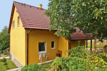 Hlavní vstup do domu vede ze severní strany
