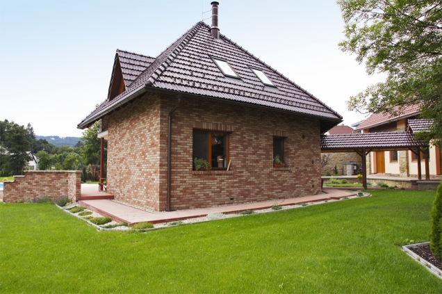 Pohled z východní strany. Vstup do domu je propojen stříškou s rekonstruovanou stodolou, kde se nachází garáž a skladovací prostory.