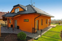 Přesah střechy chrání vstup do domu. Na střechu zvolili majitelé osvědčenou klasiku – pálené tašky Tondach a podhledy z dřevěných palubek 