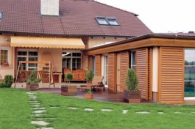 Terasa zařízená se vším komfortem poskytuje rodině příjemné zázemí v letních měsících