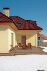 Sedlová střecha domu dodává klasickou vizáž a navíc zvětšuje jeho prostor. K tomu se připojuje částečné podsklepení objektu