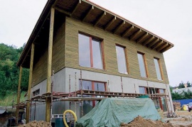 Jihozápadní orientace novostavby umožňuje využití prvků pasivní solární architektury s obrovskými energetickými zisky