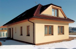 Dům není rozložitý, spíše naopak, ovšem zastavěná plocha byla využita opravdu účelně