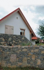 Kamenné zídky chrání dům před nevítanými návštěvníky