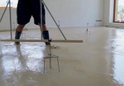 Podlaha v přízemí. Důkladná izolace a litá samonivelační vrstva, na niž ve finále přijde ještě keramická dlažba