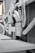 Tepny života. Energetickým srdcem stavby je rekuperační vzduchotechnická jednotka se systémem řízeného větrání. Využívá vzduch ze zemního kolektoru nebo přímo z fasády