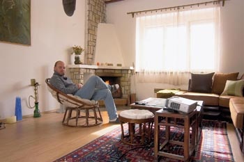 Posezení u krbu v obývacím pokoji má Petr Horký rád. Ve světě je stále na nohou, tady odpočívá