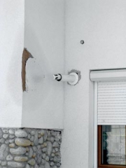Další příklad zcela chybné instalace výdechu kouřovodu - omítka je poškozena vlhkostí ze spalin, a to i díky převládajícímu směru větru