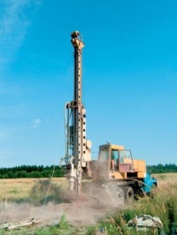 Průzkumný vrt představuje značnou investici, proto musí být jeho místo určeno zkušeným hydrogeologem (Vodní zdroje - vrtné práce)