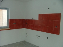 Řemeslníci byli tak šikovní, že je Jitka požádala i o obložení kuchyně