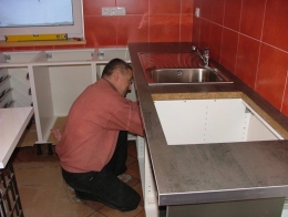 Jitčin manžel se pustil do montáže kuchyňské linky sám