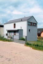 Původní inspirace jednoduchým plážovým domkem je dodnes snadno patrná