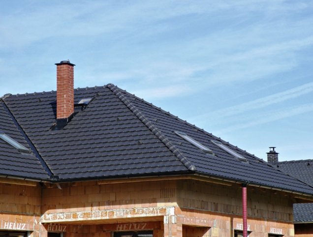 Komínové systémy HELUZ s izostatickou vložkou jsou certifikovány nejen u nás, ale prošly zkušebnami i v zahraničí. Nejrozšířenější je dvouvrstvý komínový systém HELUZ Izostat Duo, oceněný jako výrobek roku. Je konstruovaný tak, aby umožňoval i přivádět vzduch pro spalování do spotřebiče, což je v poslední době stále více zohledňovaný požadavek při výběru komína.