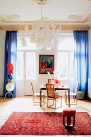 Závěsné svítidlo Zettele'z 5, Ingo Maurer (120 x 120 cm), papír, cena 32 230 Kč, v rohu vlevo stojací lampa Orbital, výrobce Foscarini (53 x 170 cm), barevné sklo a kov, cena 31 050 Kč (SIRIUS DESIGN)