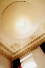 Závěsné svítidlo Flatation, Ingo Maurer, japonský papír, cena 44 460 Kč (SIRIUS DESIGN)