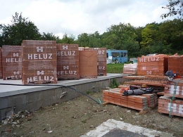 Objednaný materiál složilo na stavbu auto s hydraulickou rukou