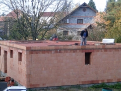Jakmile byly všechny stropní vložky položeny, podložily se, aby se strop nepropadl