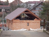 Po dokončení střechy vyzdil Anetin přítel štíty domu