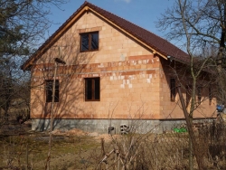 Během března namontovala firma plastová okna, která po dokončení stavby doplní ještě žaluzie a sítě proti hmyzu