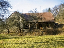 Původní stav – pohled jižní. Z této strany má dům tři podlaží