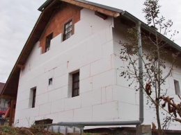 Polystyrenové desky se lepily ve dvou vrstvách pomocí nízkoexpanzní pěny