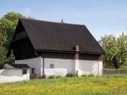 Na střechy hospodářských stavení, ale i obytných domů jsou vhodné lisované vlnité desky z organických vláken sycených bitumenem, např. krytina Onduline
