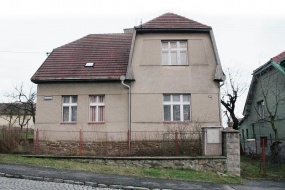 Pohled západní. Vnější podoba domu se od třicátých let minulého století prakticky nezměnila. Majitelé si přáli zachovat původní kamenný sokl a ve stejném stylu vybudovat i nové zídky na zahradě. Výškový rozdíl mezi zahradou a ulicí vyrovnává kamanná podezdívka plotu