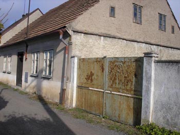 V rekonstruovaném domě se již připravují rozvody vody, plynu a elektřiny