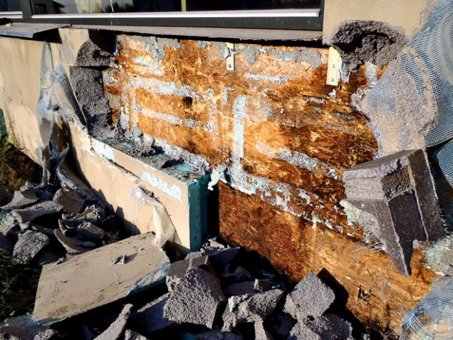 A ještě jeden pohled na důsledek dlouhodobého průniku vody a vlhkosti pod netěsnící parapet. Zdánlivě drobná montážní chyba – a naprostá degradace stěny obvodového pláště.