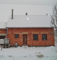 Po namontování vchodových dveří je celý dům kompletně uzavřen