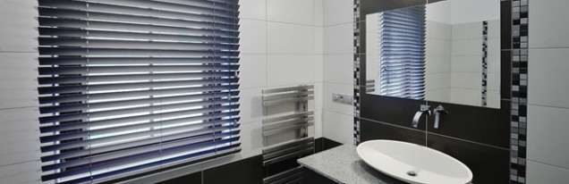 Přírodní materiály jsou v interiérovém designu trvale žádané bez ohledu na období a trendy. Platí to u nábytku stejně jako vnitřní stínicí techniky. Vedle běžných materiálů pro výrobu okenních žaluzií, jako je PVC, textilie nebo hliník, se pro svůj luxusní vzhled používá i dřevo. V případě značky Bematech jde o africkou vrbu Abachi, ze které se vyrábí žaluzie v horizontálním provedení. (Bematech.cz)