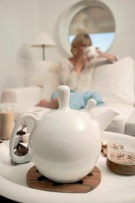 Čajový servis Paus (Sagaform), design Helene Tiedemann, bílý porcelán, čisté sklo, ořechové dřevo, cena 2 750 Kč, www.naoko.cz