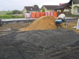Na budování základů byly použity tvárnice TRITREK