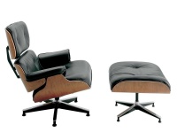 Křeslo s podnožkou z ohýbané dýhované překližky a kůže, design Charles Eames, cena od 156 205 do 208 564 Kč, VITRA KONCEPT