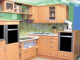 Pohledové plochy kuchyně Simona jsou z MDF desky v odstínu olše. Kuchyň je osazená spotřebiči v designu Pininfarina. Cena nábytku 67 094 Kč