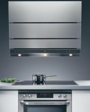 Odsavač par DD 8696-m dostal podobu designově propracovaného devadesáticentimetrového čtverce se senzorovým ovládáním a halogenovým osvětlením. Je rozčleněný třemi různě širokými pruhy, lehce nakloněný dopředu. Cena v nerez provedení 44 990 Kč, AEG/ELECTROLUX