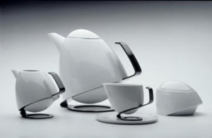 Čajová souprava Ego, design Jan Čapek, porcelán a nerez, cena soupravy porcelán - nerez 40 000 Kč, porcelán - karbon 60 000 Kč