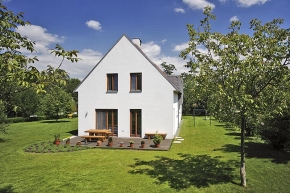 Architekti spolu s majitelem ještě řeší, jak zastínit terasu na jižní straně