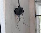 Při kontrole omítky prohlédněte také elektroinstalaci a nedostatky odstraňte