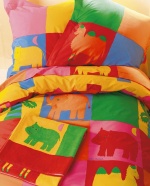Povlečení Saga neškudlí pestrými barvami a motivy zvířátek. Cena povlečneí je 80 EUR. (Textil Zofie Rostad)