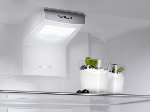 Vnitřek volně stojící kombinované chladničky Electrolux EN3889MFX. Spotřebič je vybaven beznámrazovou technologií TwinTech s funkcí MultiFlow pro optimální vlhkost (ELECTROLUX)