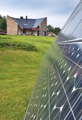 Dům se nachází v horní části mírně svažitého pozemku s jezírkem. Ve spodní části zahrady je umístěn točný tracker se 30 bezúdržbovými fotovoltaickými panely, další (pevné) solární články se nacházejí na střeše domu 