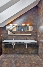 Španělské obklady a dlažby Porcelanosa s lehce zemitým designem souzní s přírodním rázem domu