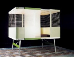 Prostor na spaní může vypadat i takto. Kabina na spaní Lit Clos (Cappellini) vynikne ve velké ložnici. Jedná se spíše o designový výstřelek, více informací KONSEPTI