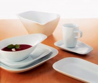 Kolekce Elixyr - essential luxury (Kahla) obsahuje talíř na ovocnou polévku, dezertní a jídelní talíř, šálek na kávu a čaj, cukřenku a dózu na mléko, design Barbara Schmidt, porcelán, cena za podnos 915 Kč, miska o průměru 16 cm stojí 230 Kč, podložka/víčko 180 Kč, DECOLAND