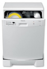 Myčka 6145 Babycare Plus je vybavena 5 programy, funkcí Fuzzy logic a Aqua-control, senzorem znečištění, spotřeba vody 15 l, energetická třída A, hlučnost 47 dB, cena 16 990 Kč, ELECTROLUX