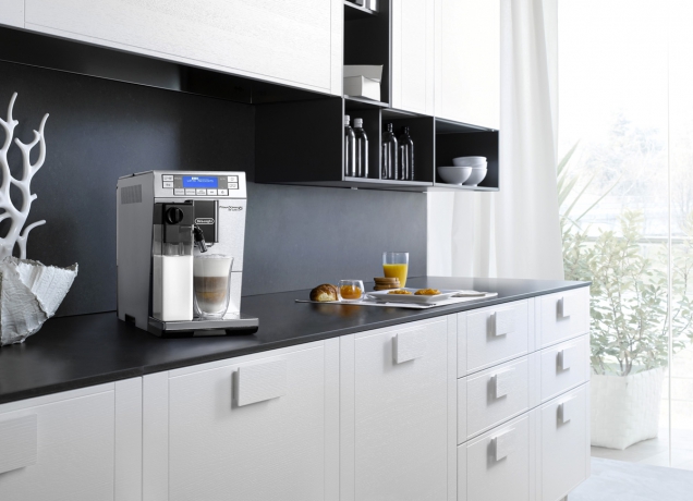 Plně automatický kávovar PrimaDonna XS DeLuxe (De´Longhi), nenáročný na prostor, šířka pouhých 19,5 cm, nastavitelná paměť přístroje, cappuccino jedním stiskem, samočisticí funkce, www.delonghi.cz