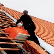 Mezi zajímavá řešení zateplených střech patří originální systém Thermo z polystyrenových prvků. Ukládají se na latě a vhodná krytina se pokládá hned na ně (THERMO-STŘECHY)