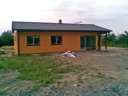 Po dokončení fasády Iva zjistila, že parapety mají špatnou barvu, a tak jí je firma nebude vůbec účtovat